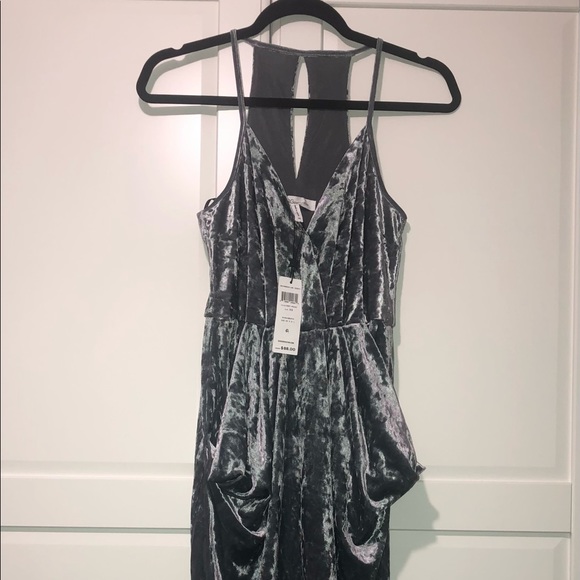 BCBGeneration – Velvet Faux Wrap Dress
GREY FROST / XS - Picture 2 of 6